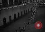 Image prisonniers double-temps en formation à partir de leurs cellules Valence Espagne, 1942, de la seconde 30 séquences d'archives historiques vidéo 65675048276