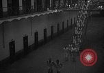 Image prisonniers double-temps en formation à partir de leurs cellules Valence Espagne, 1942, de la seconde 31 séquences d'archives historiques vidéo 65675048276