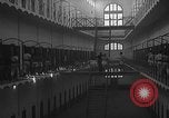 Image prisonniers double-temps en formation à partir de leurs cellules Valence Espagne, 1942, de la seconde 46 séquences d'archives historiques vidéo 65675048276