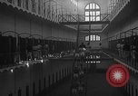 Image prisonniers double-temps en formation à partir de leurs cellules Valence Espagne, 1942, de la seconde 49 séquences d'archives historiques vidéo 65675048276
