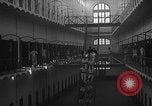 Image prisonniers double-temps en formation à partir de leurs cellules Valence Espagne, 1942, de la seconde 53 séquences d'archives historiques vidéo 65675048276