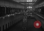 Image prisonniers double-temps en formation à partir de leurs cellules Valence Espagne, 1942, de la seconde 60 séquences d'archives historiques vidéo 65675048276