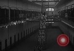 Image prisonniers double-temps en formation à partir de leurs cellules Valence Espagne, 1942, de la seconde 61 séquences d'archives historiques vidéo 65675048276