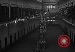 Image prisonniers double-temps en formation à partir de leurs cellules Valence Espagne, 1942, de la seconde 62 séquences d'archives historiques vidéo 65675048276