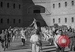 Image prisonniers s'engager dans des activités sportives officielles Valence Espagne, 1942, de la seconde 20 séquences d'archives historiques vidéo 65675048277