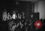 Image espagnol prisonniers politiques de donner une pièce de théâtre dans le théâtre Valence Espagne, 1942, de la seconde 10 séquences d'archives historiques vidéo 65675048279