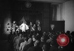 Image espagnol prisonniers politiques de donner une pièce de théâtre dans le théâtre Valence Espagne, 1942, de la seconde 11 séquences d'archives historiques vidéo 65675048279