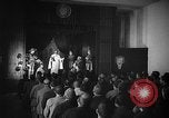 Image espagnol prisonniers politiques de donner une pièce de théâtre dans le théâtre Valence Espagne, 1942, de la seconde 13 séquences d'archives historiques vidéo 65675048279