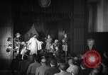 Image espagnol prisonniers politiques de donner une pièce de théâtre dans le théâtre Valence Espagne, 1942, de la seconde 20 séquences d'archives historiques vidéo 65675048279