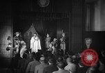 Image espagnol prisonniers politiques de donner une pièce de théâtre dans le théâtre Valence Espagne, 1942, de la seconde 23 séquences d'archives historiques vidéo 65675048279