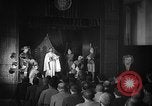 Image espagnol prisonniers politiques de donner une pièce de théâtre dans le théâtre Valence Espagne, 1942, de la seconde 27 séquences d'archives historiques vidéo 65675048279