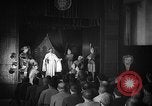 Image espagnol prisonniers politiques de donner une pièce de théâtre dans le théâtre Valence Espagne, 1942, de la seconde 28 séquences d'archives historiques vidéo 65675048279