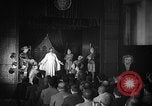 Image espagnol prisonniers politiques de donner une pièce de théâtre dans le théâtre Valence Espagne, 1942, de la seconde 29 séquences d'archives historiques vidéo 65675048279