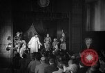 Image espagnol prisonniers politiques de donner une pièce de théâtre dans le théâtre Valence Espagne, 1942, de la seconde 30 séquences d'archives historiques vidéo 65675048279