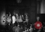 Image espagnol prisonniers politiques de donner une pièce de théâtre dans le théâtre Valence Espagne, 1942, de la seconde 32 séquences d'archives historiques vidéo 65675048279
