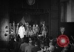 Image espagnol prisonniers politiques de donner une pièce de théâtre dans le théâtre Valence Espagne, 1942, de la seconde 33 séquences d'archives historiques vidéo 65675048279