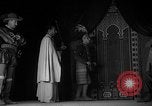 Image espagnol prisonniers politiques de donner une pièce de théâtre dans le théâtre Valence Espagne, 1942, de la seconde 36 séquences d'archives historiques vidéo 65675048279