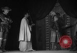 Image espagnol prisonniers politiques de donner une pièce de théâtre dans le théâtre Valence Espagne, 1942, de la seconde 37 séquences d'archives historiques vidéo 65675048279