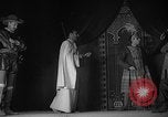 Image espagnol prisonniers politiques de donner une pièce de théâtre dans le théâtre Valence Espagne, 1942, de la seconde 38 séquences d'archives historiques vidéo 65675048279
