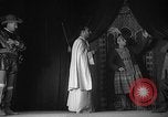 Image espagnol prisonniers politiques de donner une pièce de théâtre dans le théâtre Valence Espagne, 1942, de la seconde 40 séquences d'archives historiques vidéo 65675048279