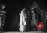 Image espagnol prisonniers politiques de donner une pièce de théâtre dans le théâtre Valence Espagne, 1942, de la seconde 41 séquences d'archives historiques vidéo 65675048279