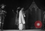Image espagnol prisonniers politiques de donner une pièce de théâtre dans le théâtre Valence Espagne, 1942, de la seconde 44 séquences d'archives historiques vidéo 65675048279