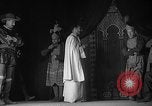 Image espagnol prisonniers politiques de donner une pièce de théâtre dans le théâtre Valence Espagne, 1942, de la seconde 45 séquences d'archives historiques vidéo 65675048279