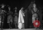 Image espagnol prisonniers politiques de donner une pièce de théâtre dans le théâtre Valence Espagne, 1942, de la seconde 46 séquences d'archives historiques vidéo 65675048279
