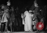 Image espagnol prisonniers politiques de donner une pièce de théâtre dans le théâtre Valence Espagne, 1942, de la seconde 48 séquences d'archives historiques vidéo 65675048279