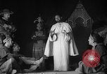Image espagnol prisonniers politiques de donner une pièce de théâtre dans le théâtre Valence Espagne, 1942, de la seconde 51 séquences d'archives historiques vidéo 65675048279