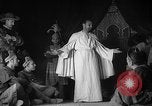 Image espagnol prisonniers politiques de donner une pièce de théâtre dans le théâtre Valence Espagne, 1942, de la seconde 54 séquences d'archives historiques vidéo 65675048279