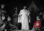 Image espagnol prisonniers politiques de donner une pièce de théâtre dans le théâtre Valence Espagne, 1942, de la seconde 55 séquences d'archives historiques vidéo 65675048279