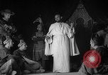 Image espagnol prisonniers politiques de donner une pièce de théâtre dans le théâtre Valence Espagne, 1942, de la seconde 56 séquences d'archives historiques vidéo 65675048279