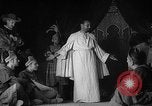 Image espagnol prisonniers politiques de donner une pièce de théâtre dans le théâtre Valence Espagne, 1942, de la seconde 57 séquences d'archives historiques vidéo 65675048279