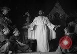 Image espagnol prisonniers politiques de donner une pièce de théâtre dans le théâtre Valence Espagne, 1942, de la seconde 58 séquences d'archives historiques vidéo 65675048279