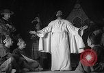 Image espagnol prisonniers politiques de donner une pièce de théâtre dans le théâtre Valence Espagne, 1942, de la seconde 59 séquences d'archives historiques vidéo 65675048279