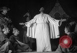 Image espagnol prisonniers politiques de donner une pièce de théâtre dans le théâtre Valence Espagne, 1942, de la seconde 61 séquences d'archives historiques vidéo 65675048279
