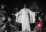 Image espagnol prisonniers politiques de donner une pièce de théâtre dans le théâtre Valence Espagne, 1942, de la seconde 62 séquences d'archives historiques vidéo 65675048279