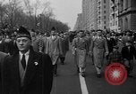Standbild anti-kommunistischen Loyalität Parade auf der Fifth Avenue New York City USA, 1950, aus Sekunde 4 historischem Filmmaterial Videoclip 65675048288
