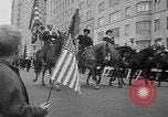 Standbild anti-kommunistischen Loyalität Parade auf der Fifth Avenue New York City USA, 1950, aus Sekunde 17 historischem Filmmaterial Videoclip 65675048288