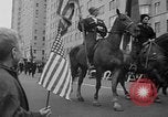 Standbild anti-kommunistischen Loyalität Parade auf der Fifth Avenue New York City USA, 1950, aus Sekunde 19 historischem Filmmaterial Videoclip 65675048288