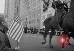 Standbild anti-kommunistischen Loyalität Parade auf der Fifth Avenue New York City USA, 1950, aus Sekunde 20 historischem Filmmaterial Videoclip 65675048288
