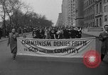 Standbild anti-kommunistischen Loyalität Parade auf der Fifth Avenue New York City USA, 1950, aus Sekunde 21 historischem Filmmaterial Videoclip 65675048288