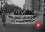 Standbild anti-kommunistischen Loyalität Parade auf der Fifth Avenue New York City USA, 1950, aus Sekunde 22 historischem Filmmaterial Videoclip 65675048288