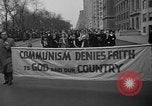 Standbild anti-kommunistischen Loyalität Parade auf der Fifth Avenue New York City USA, 1950, aus Sekunde 23 historischem Filmmaterial Videoclip 65675048288