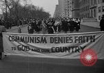 Standbild anti-kommunistischen Loyalität Parade auf der Fifth Avenue New York City USA, 1950, aus Sekunde 24 historischem Filmmaterial Videoclip 65675048288