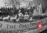 Standbild anti-kommunistischen Loyalität Parade auf der Fifth Avenue New York City USA, 1950, aus Sekunde 27 historischem Filmmaterial Videoclip 65675048288