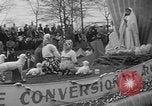 Standbild anti-kommunistischen Loyalität Parade auf der Fifth Avenue New York City USA, 1950, aus Sekunde 28 historischem Filmmaterial Videoclip 65675048288