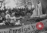 Standbild anti-kommunistischen Loyalität Parade auf der Fifth Avenue New York City USA, 1950, aus Sekunde 29 historischem Filmmaterial Videoclip 65675048288