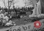 Standbild anti-kommunistischen Loyalität Parade auf der Fifth Avenue New York City USA, 1950, aus Sekunde 30 historischem Filmmaterial Videoclip 65675048288